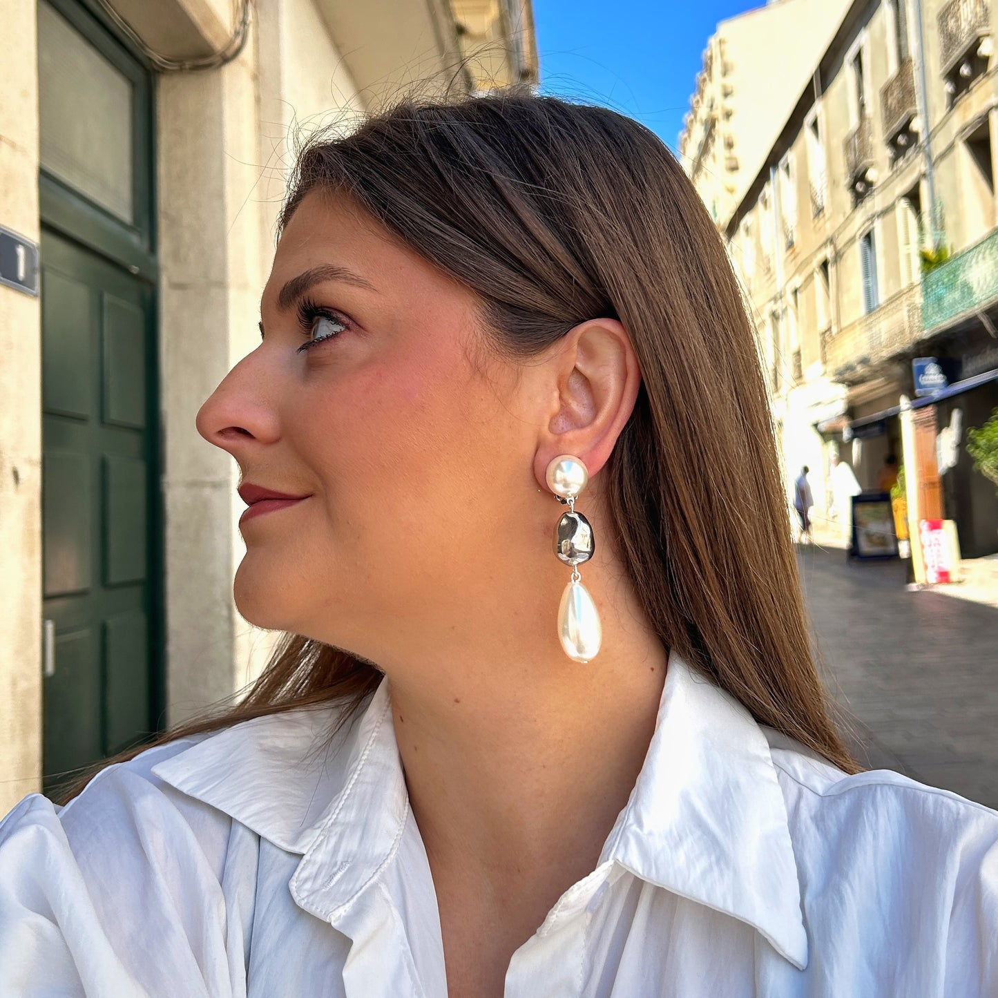 Boucles Anastasia Perles Francine Bramli Paris avec perles nacrées blanches et éléments argentés brillants.
