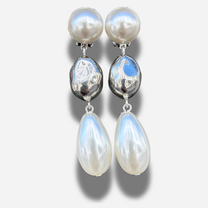 Boucles Anastasia Perles Francine Bramli Paris avec perles nacrées blanches et éléments argentés brillants.
