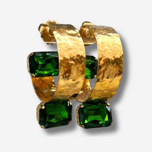 Boucles Arhena Émeraude Crézus créoles dorées martelées avec cristaux verts
