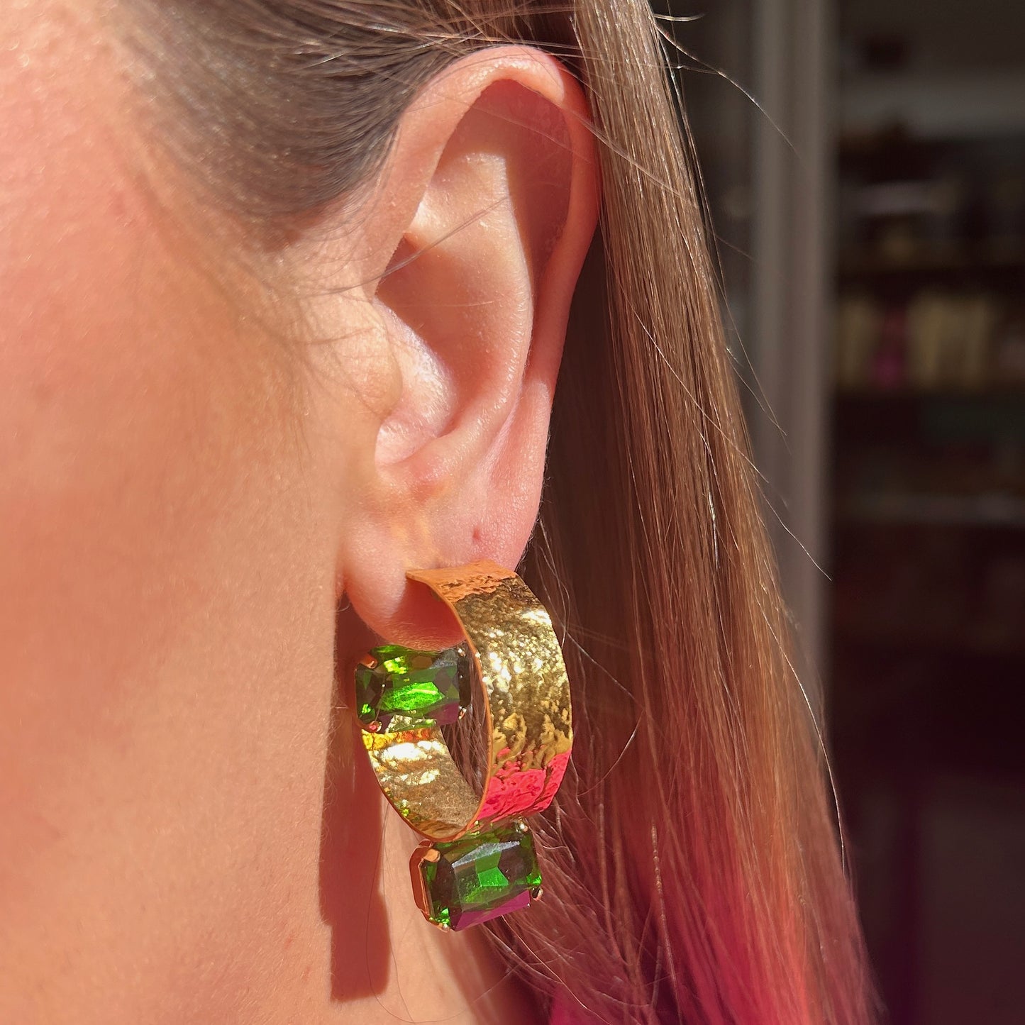 Boucles d’oreilles Arhena Émeraude Crézus créoles dorées martelées