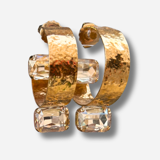 Boucles Arhena Nude Crézus créoles dorées martelées avec cristal nude