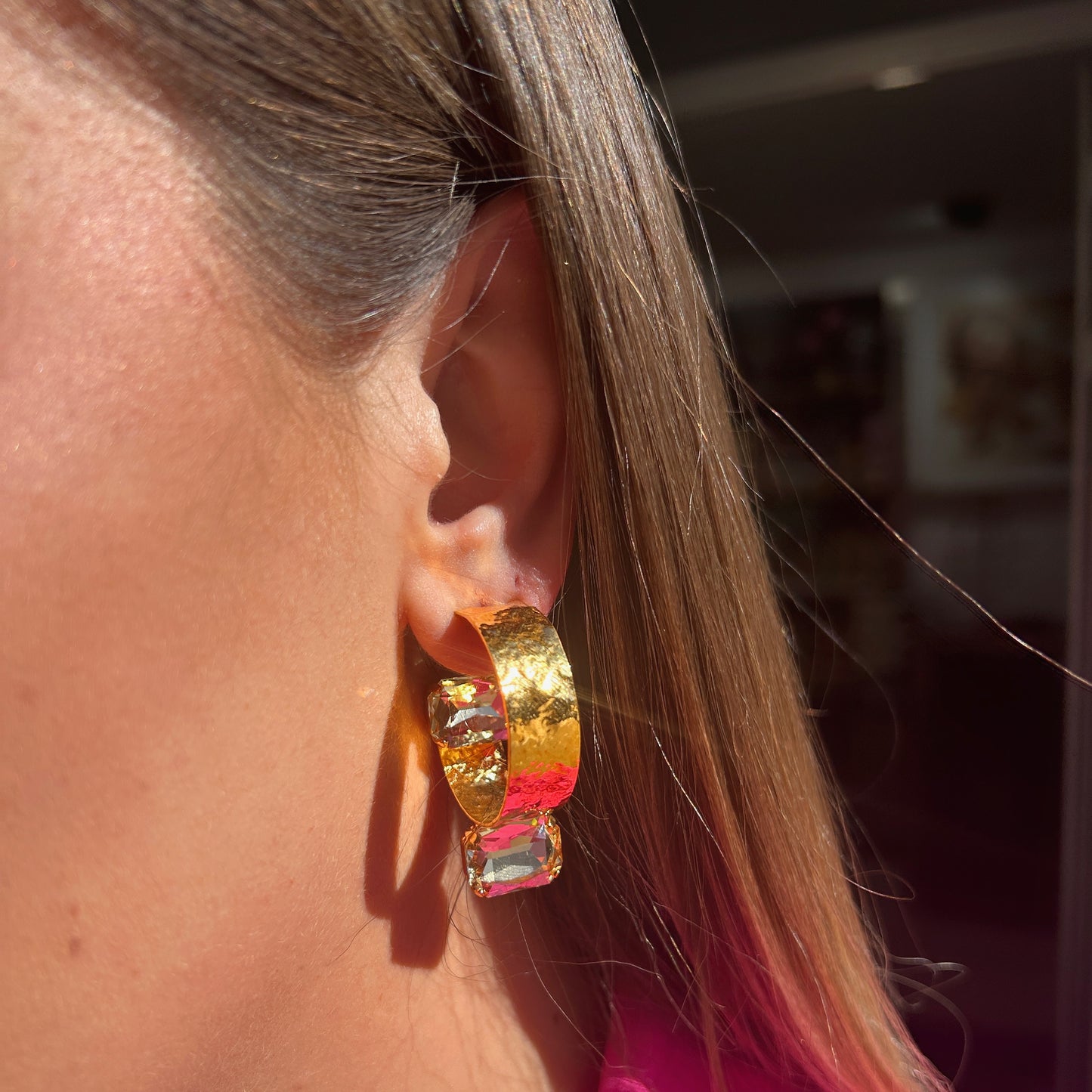 Boucles d’oreilles Arhena Nude Crézus créoles dorées martelées