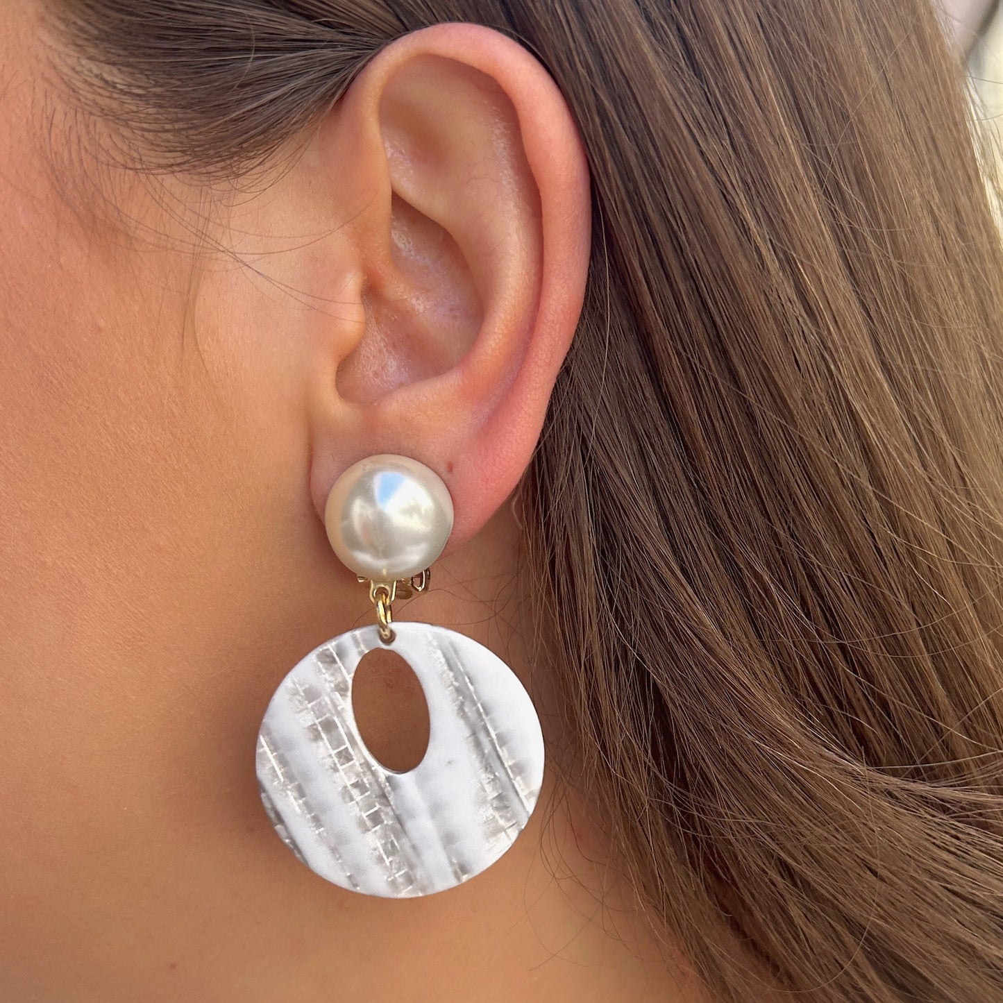 Boucles Arnica Perles Francine Bramli Paris blanches nacrées avec pendentif rond ajouré