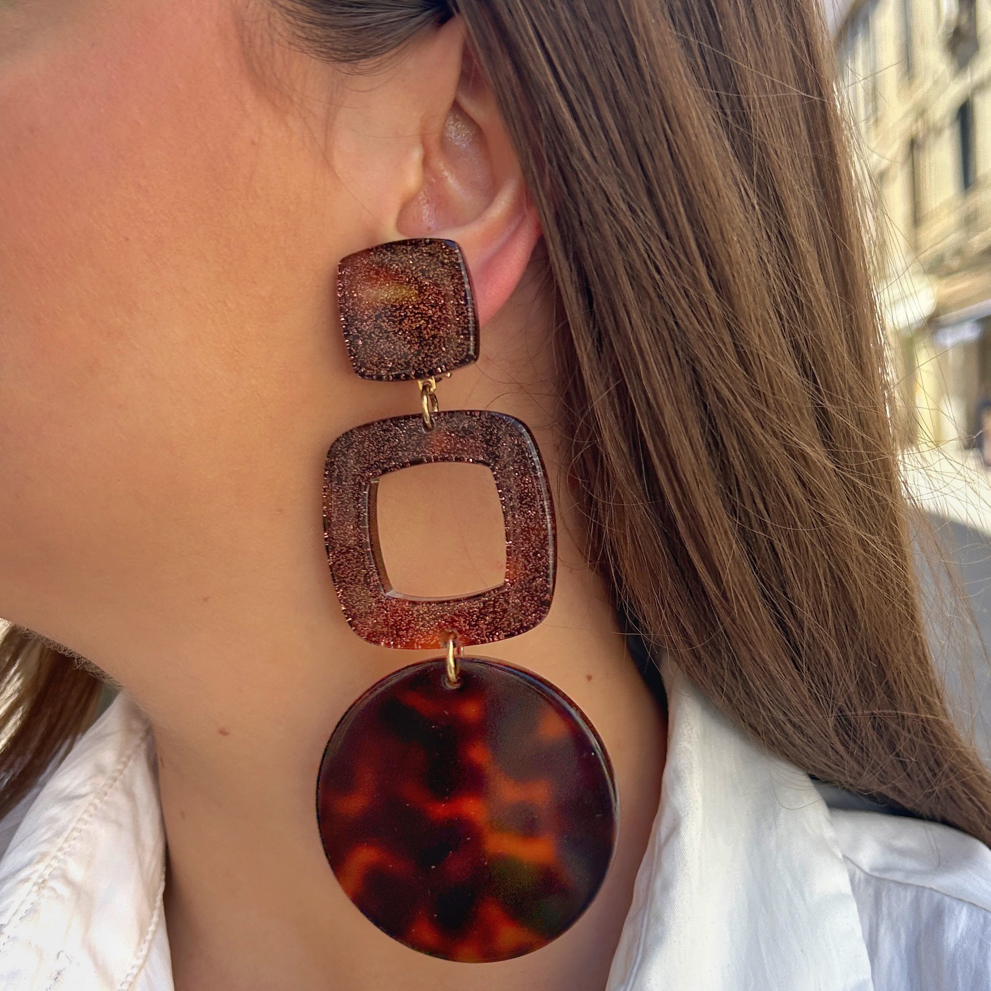 Boucles Atlas Francine Bramli Paris écaille bronze et paillettes portées