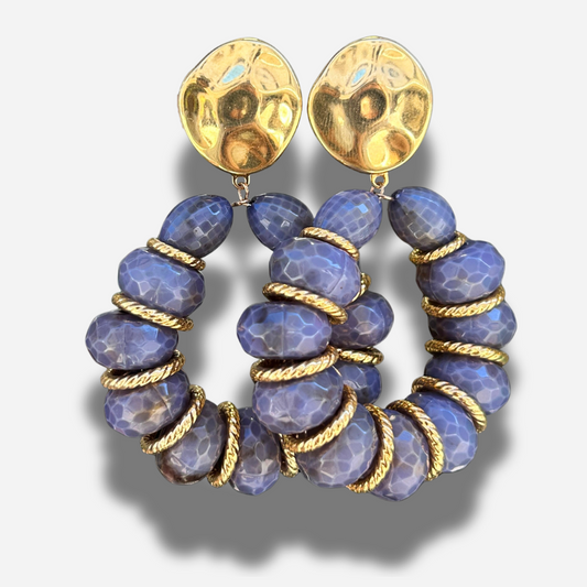 Boucles Bastille Bleu Gris Francine Bramli Paris avec perles facettées bleu gris et anneaux dorés torsadés.