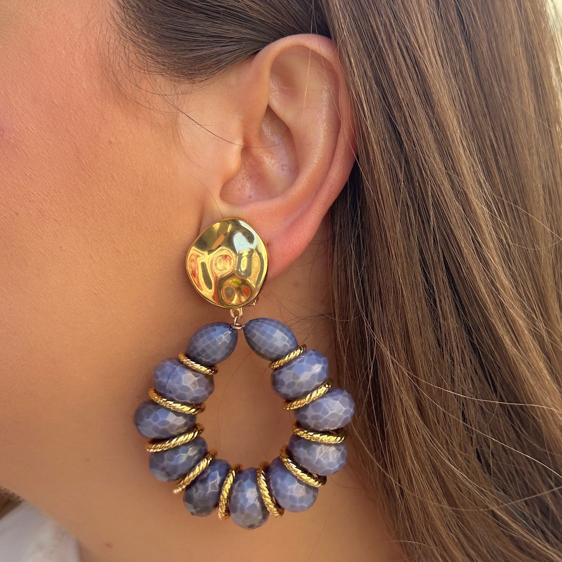 Boucles Bastille Bleu Gris Francine Bramli Paris avec perles facettées bleu gris et anneaux dorés torsadés.