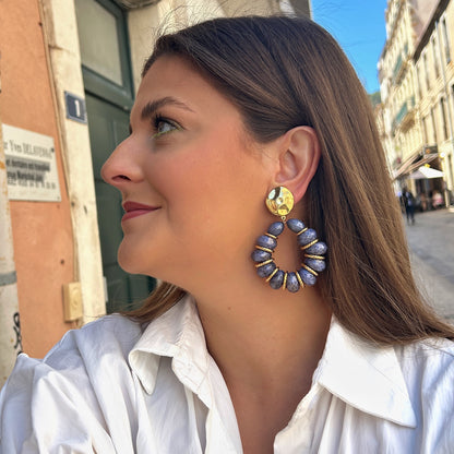Boucles Bastille Bleu Gris Francine Bramli Paris avec perles facettées bleu gris et anneaux dorés torsadés.