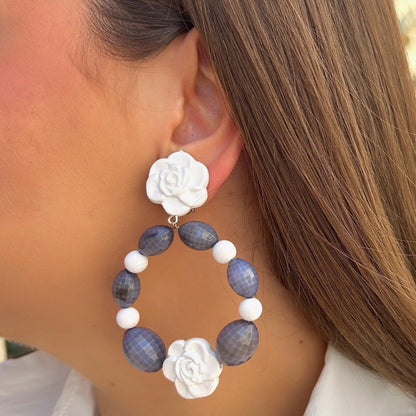 Boucles Bastille fleurs blanches portées Francine Bramli Paris