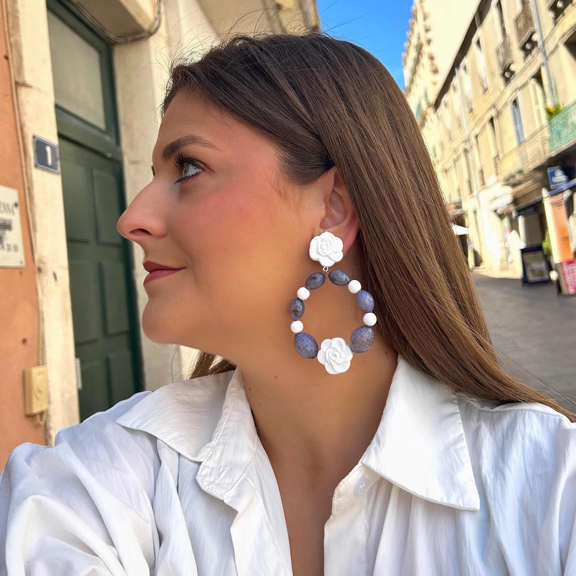 Boucles fleurs blanches et perles bleutées Francine Bramli Paris