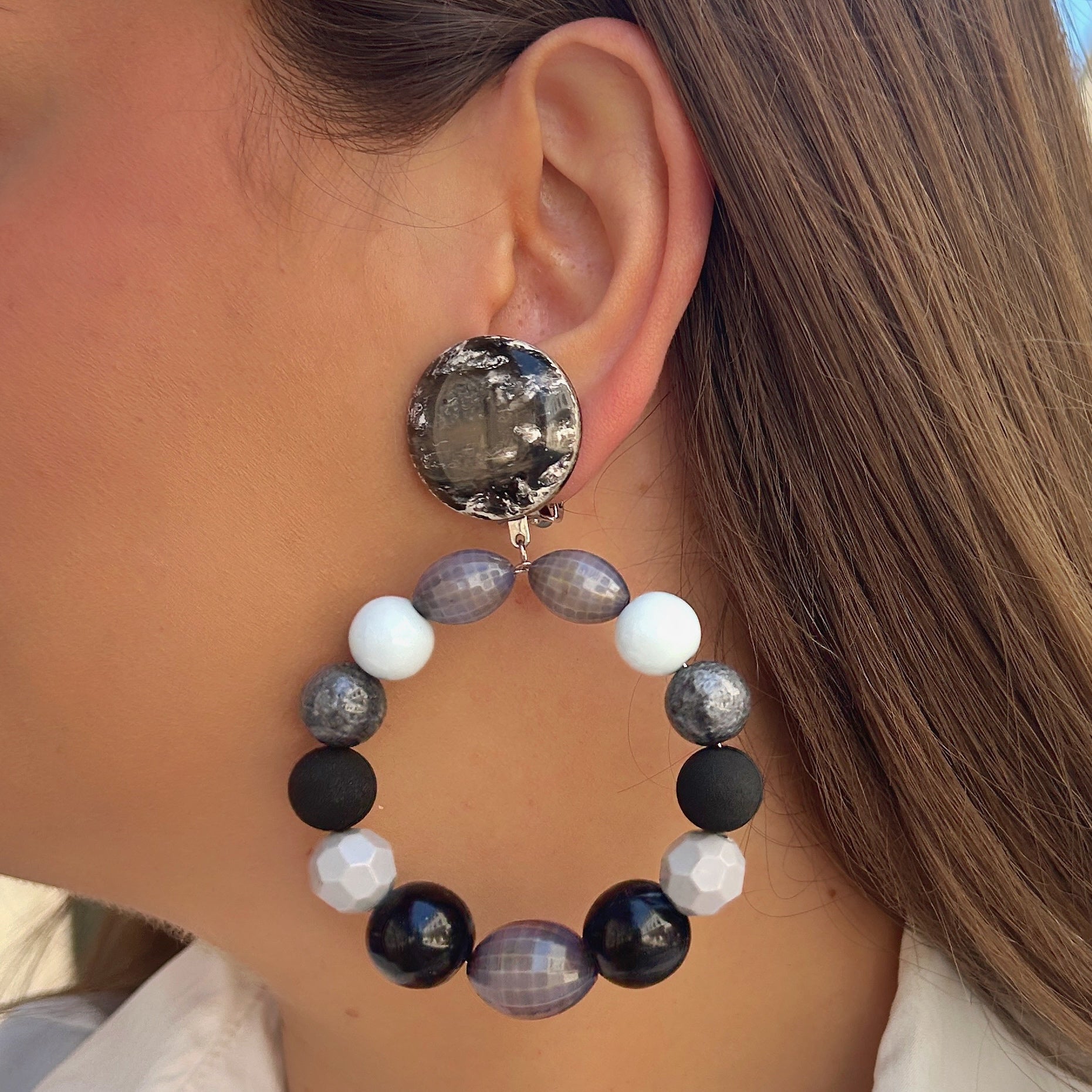 Boucles Bastille Gris Francine Bramli Paris perles noires grises et blanches portées