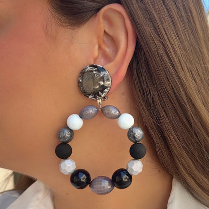 Boucles Bastille Gris Francine Bramli Paris perles noires grises et blanches portées