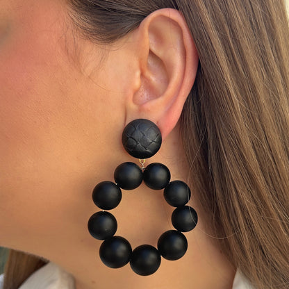 Boucles Bastille noir Francine Bramli Paris avec perles rondes noires mates portées