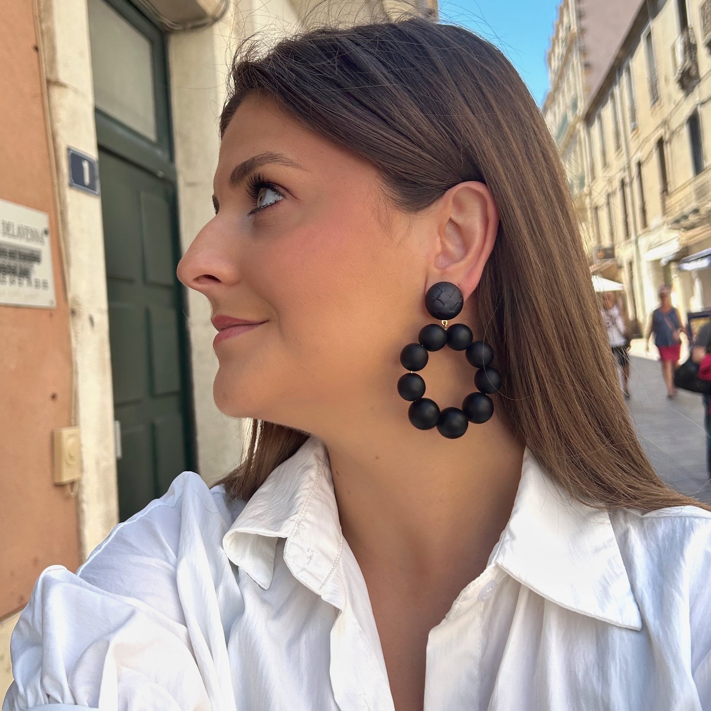 Boucles Bastille noir Francine Bramli Paris avec perles rondes noires mates portées