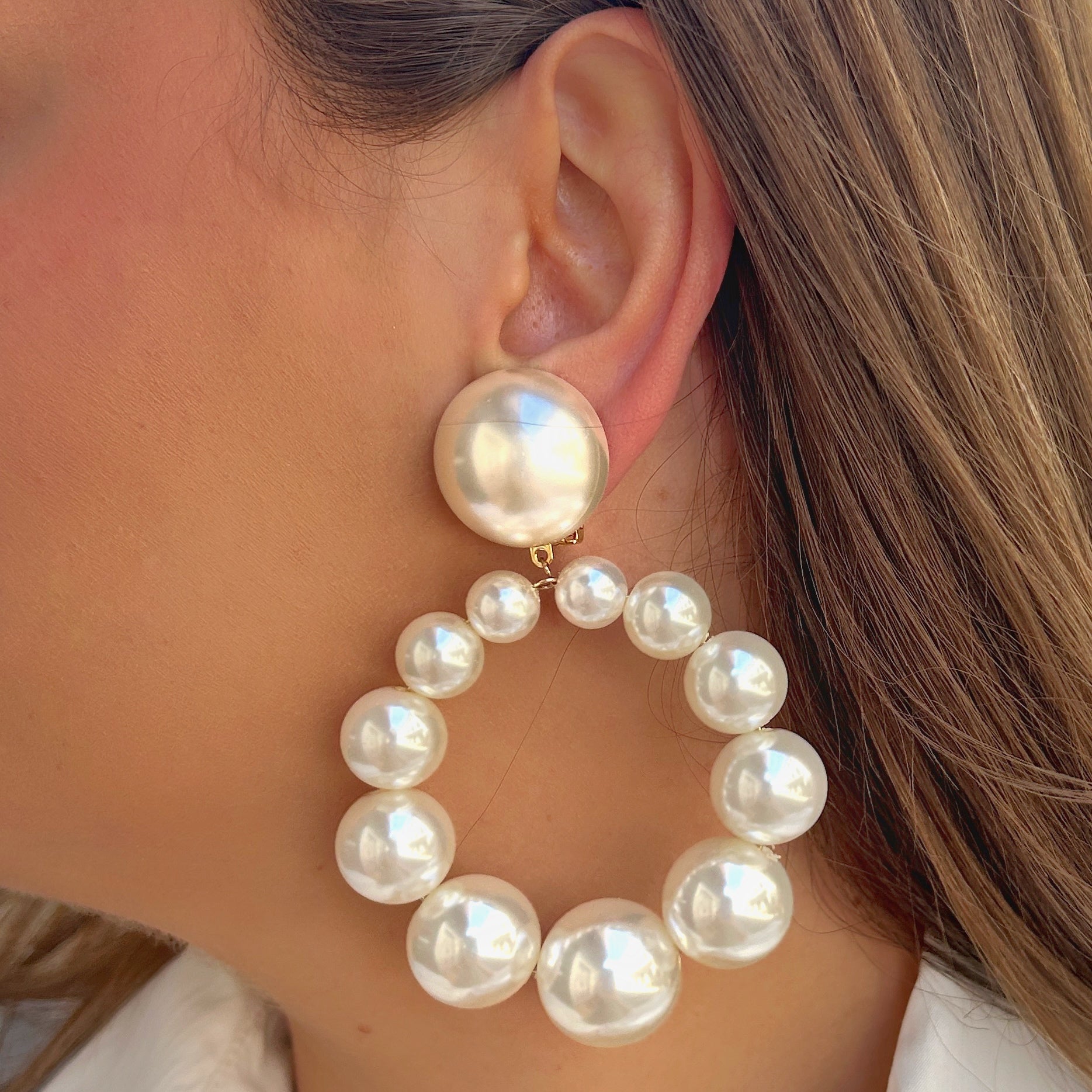 Boucles Bastille Perles Francine Bramli Paris avec grandes perles nacrées portées