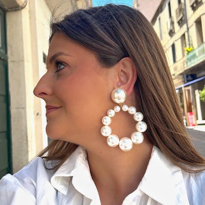 Boucles Bastille Perles Francine Bramli Paris avec grandes perles nacrées portées