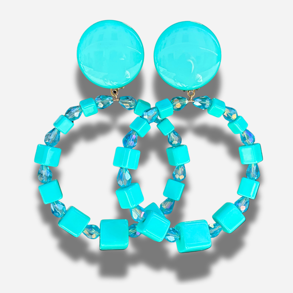 Boucles Bastille Turquoise Francine Bramli Paris avec grand anneau composé de perles turquoise et cristaux facettés lumineux.