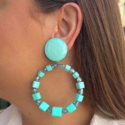 Boucles Bastille Turquoise Francine Bramli Paris avec grand anneau composé de perles turquoise et cristaux facettés lumineux.