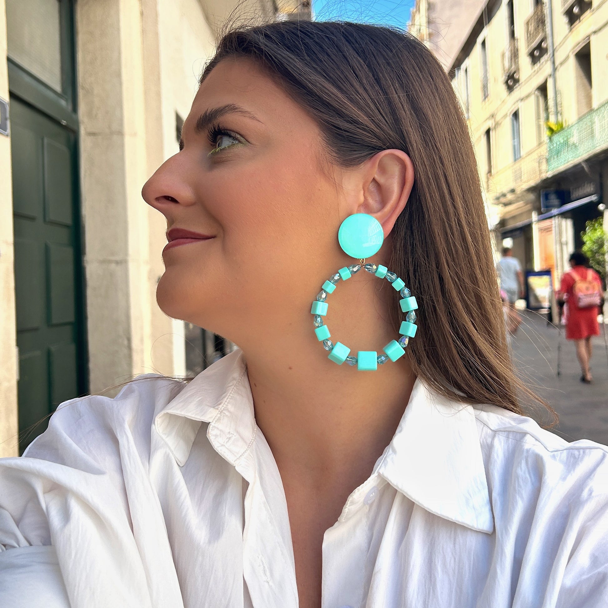 Boucles Bastille Turquoise Francine Bramli Paris avec grand anneau composé de perles turquoise et cristaux facettés lumineux.