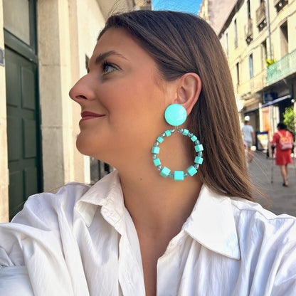 Boucles Bastille Turquoise Francine Bramli Paris avec grand anneau composé de perles turquoise et cristaux facettés lumineux.