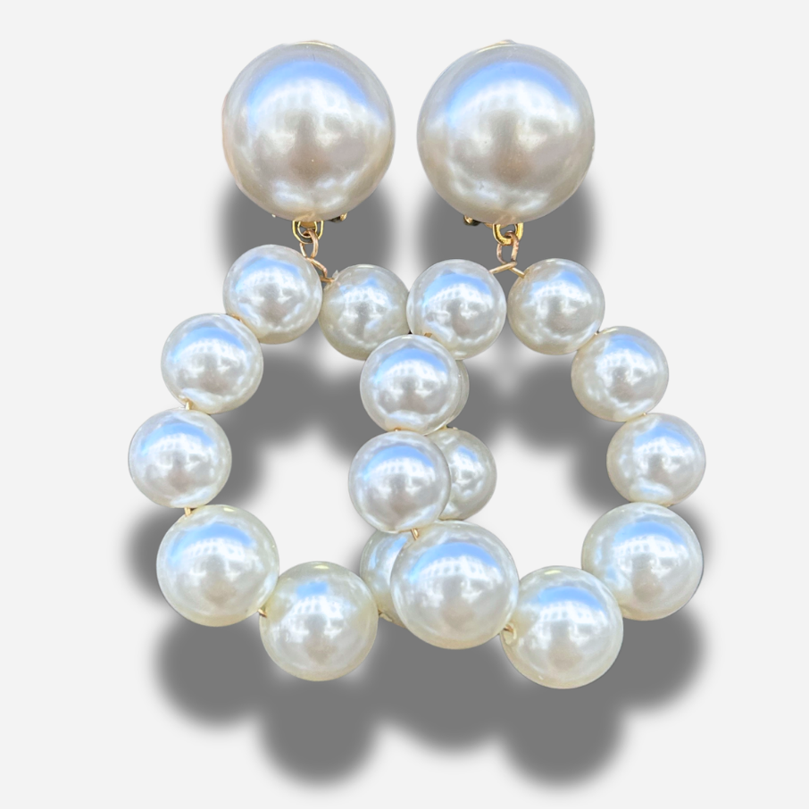 Boucles Bastille XS Francine Bramli Paris en perles nacrées blanches formant un anneau élégant et lumineux.