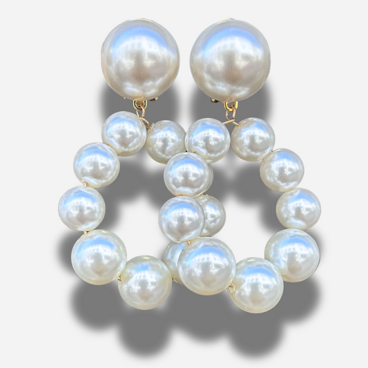 Boucles Bastille XS Francine Bramli Paris en perles nacrées blanches formant un anneau élégant et lumineux.