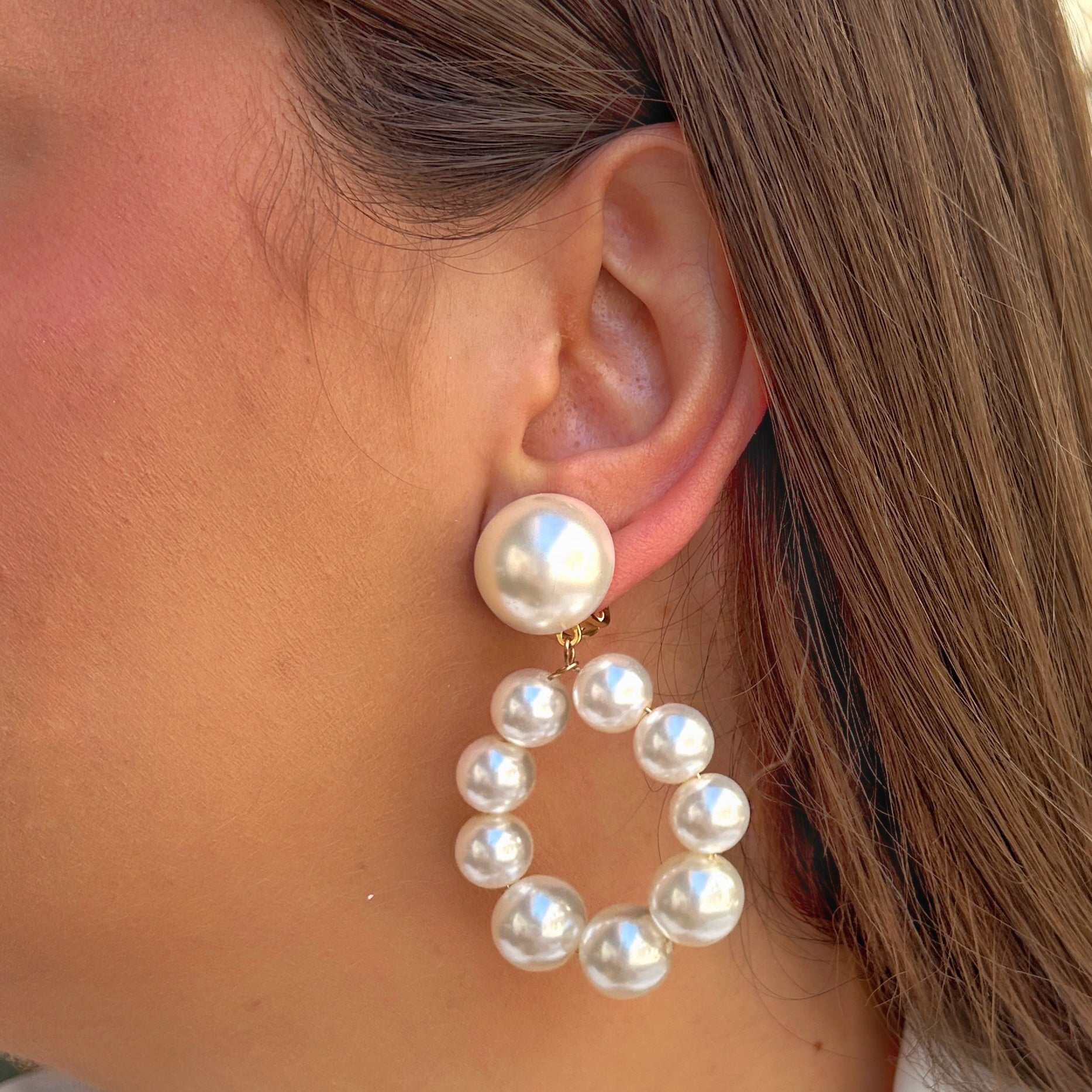 Boucles Bastille XS Francine Bramli Paris en perles nacrées blanches formant un anneau élégant et lumineux.