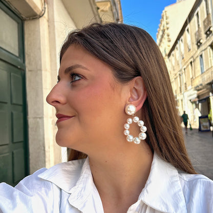 Boucles Bastille XS Francine Bramli Paris en perles nacrées blanches formant un anneau élégant et lumineux.