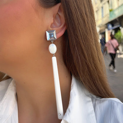 Boucles longues blanches et argentées Francine Bramli Paris