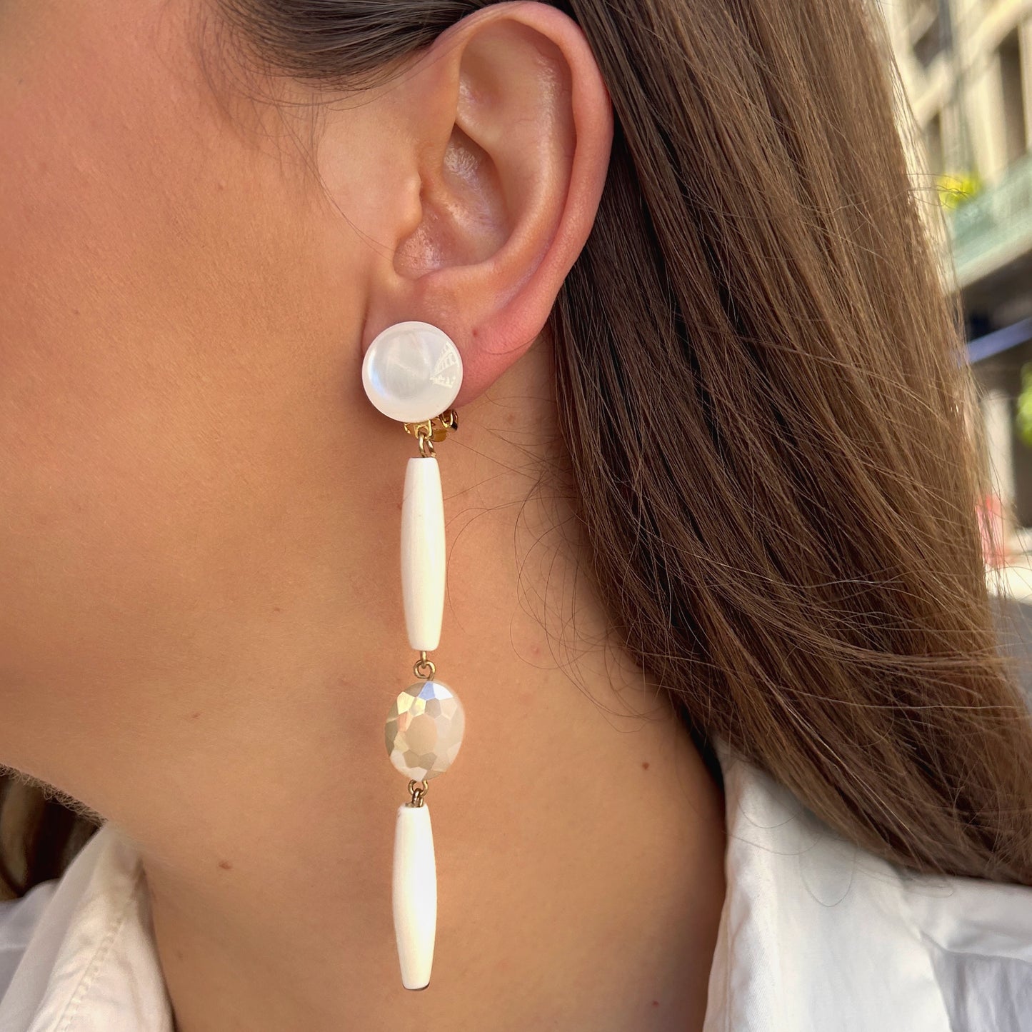 Boucles Bâton Écru Francine Bramli Paris longues nacrées portées