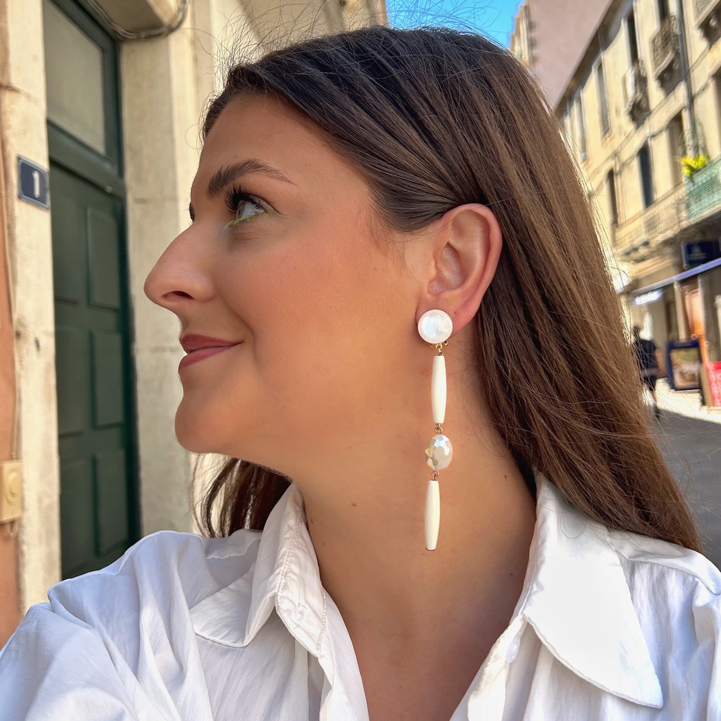 Boucles Bâton Écru Francine Bramli Paris longues nacrées portées