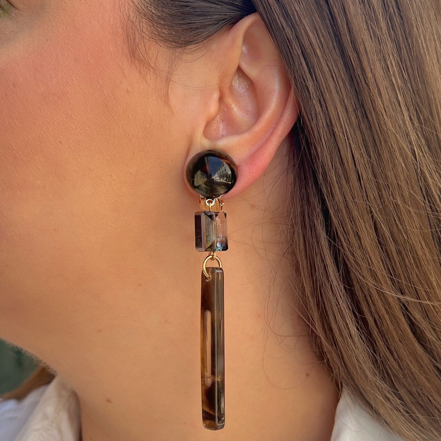 Boucles Bâton Marron Francine Bramli Paris longues effet écaille portées