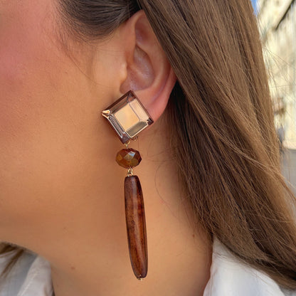 Boucles Bâton Marron Miroir Francine Bramli Paris avec cabochon carré miroir bronze, perle facettée ambrée et pendentif allongé brun nacré.