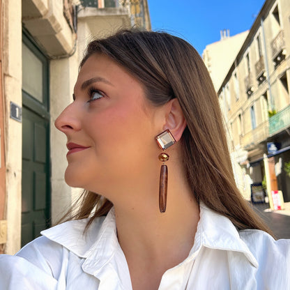 Boucles Bâton Marron Miroir Francine Bramli Paris avec cabochon carré miroir bronze, perle facettée ambrée et pendentif allongé brun nacré.