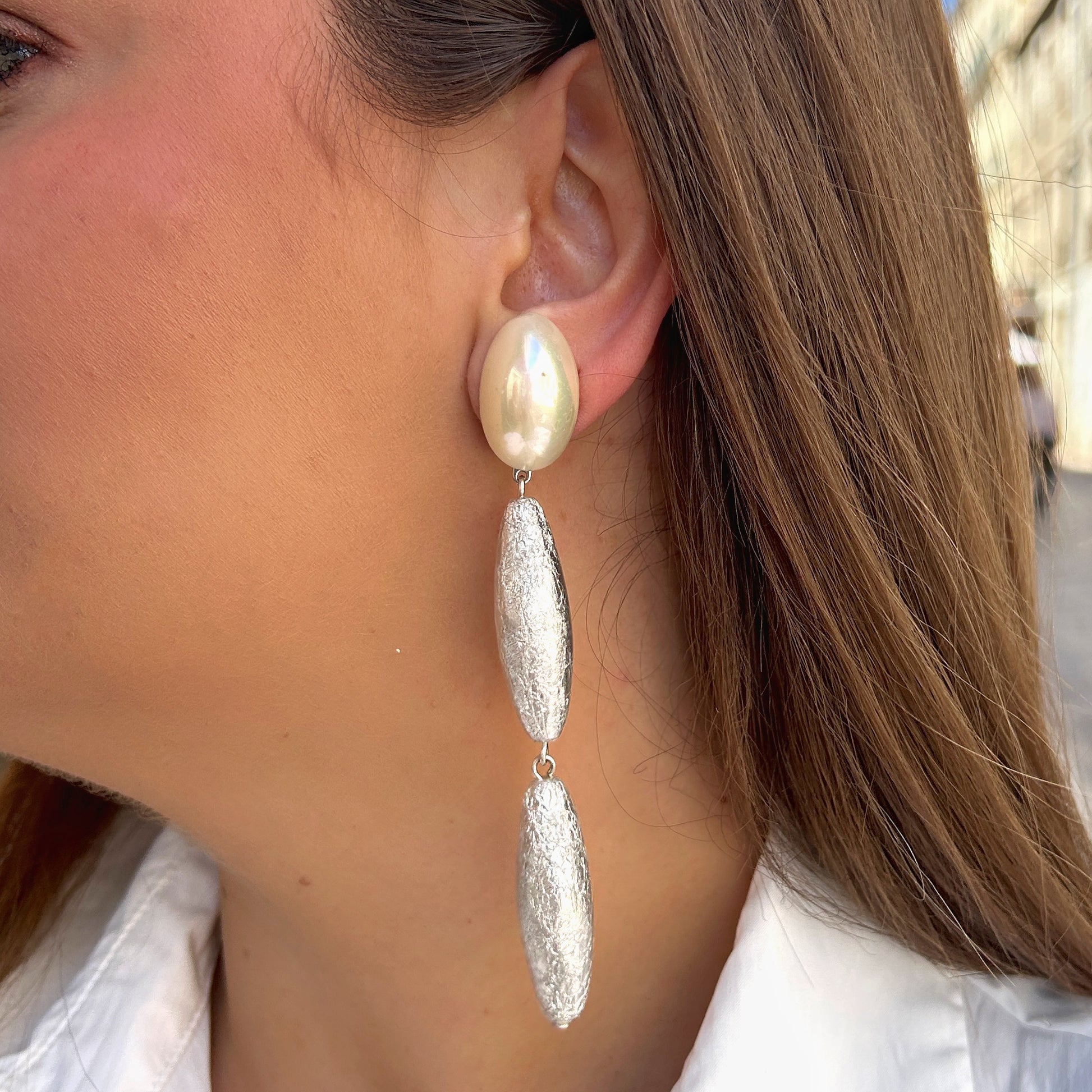 Boucles Bâton Silver Perles Francine Bramli Paris avec perle nacrée ovale et pampilles argentées texturées