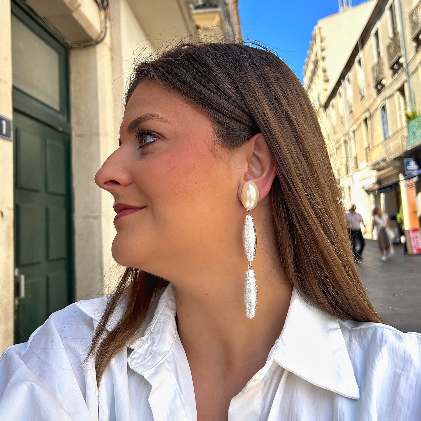 Boucles Bâton Silver Perles Francine Bramli Paris avec perle nacrée ovale et pampilles argentées texturées