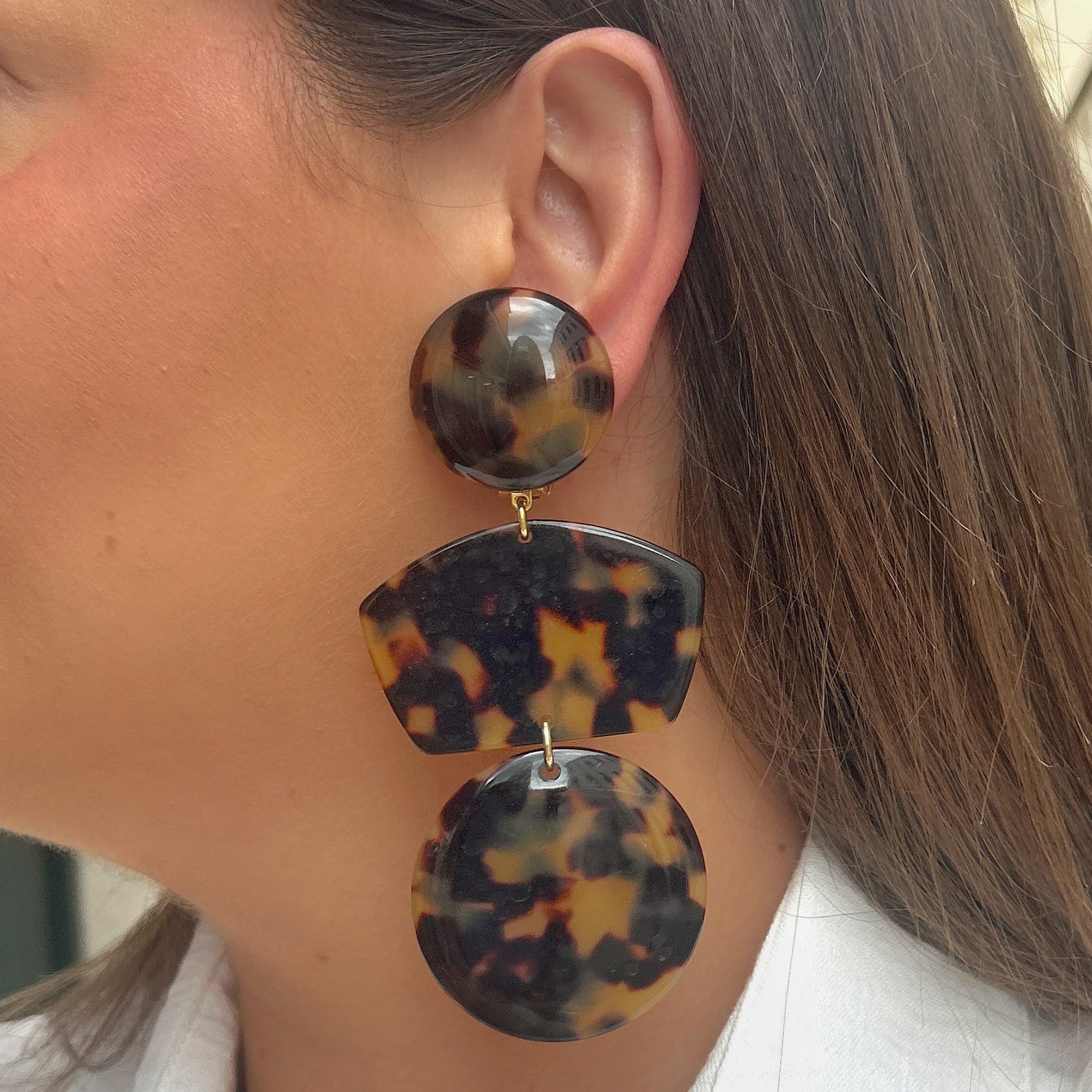 Boucles Bayate Écaille de Tokyo Francine Bramli Paris en résine marbrée noire et caramel au design géométrique graphique et élégant.
