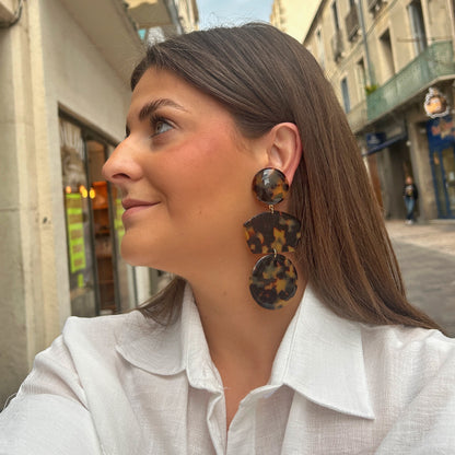 Boucles Bayate Écaille de Tokyo Francine Bramli Paris en résine marbrée noire et caramel au design géométrique graphique et élégant.