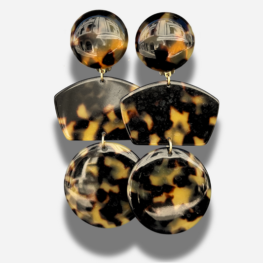 Boucles Bayate Écaille de Tokyo Francine Bramli Paris en résine marbrée noire et caramel au design géométrique graphique et élégant.