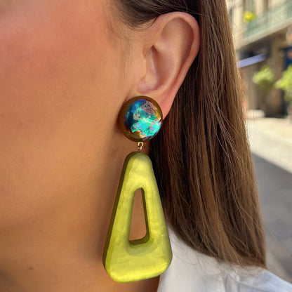 Boucles Bermuda Vert Francine Bramli Paris en résine vert olive portées