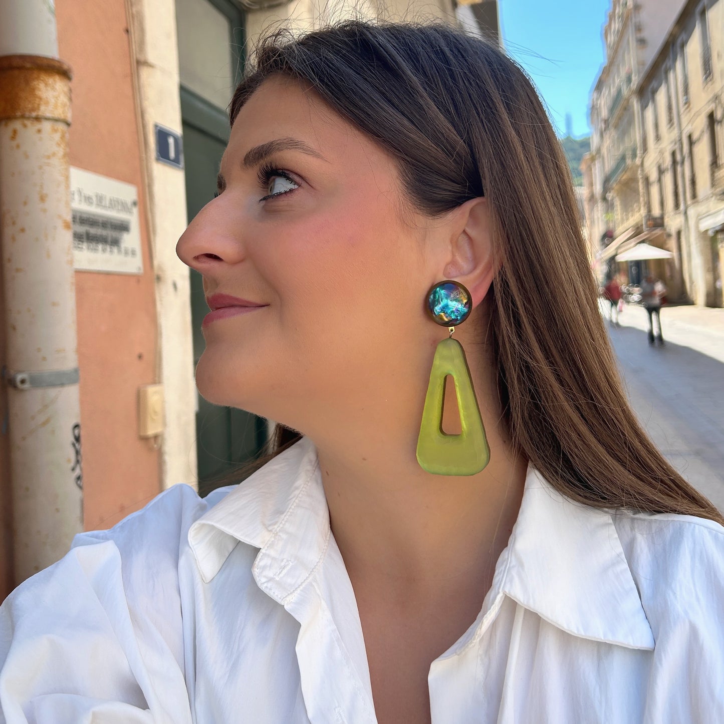 Boucles Bermuda Vert Francine Bramli Paris en résine vert olive portées