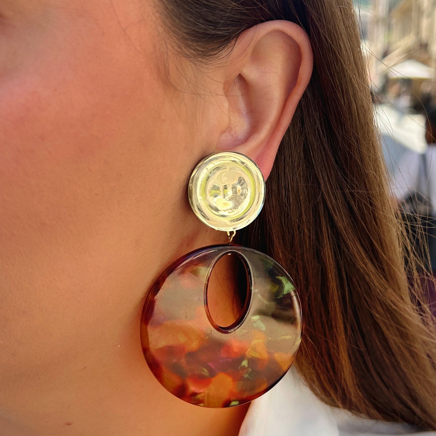Boucles Bobby Francine Bramli Paris écaille marron et argentées portées