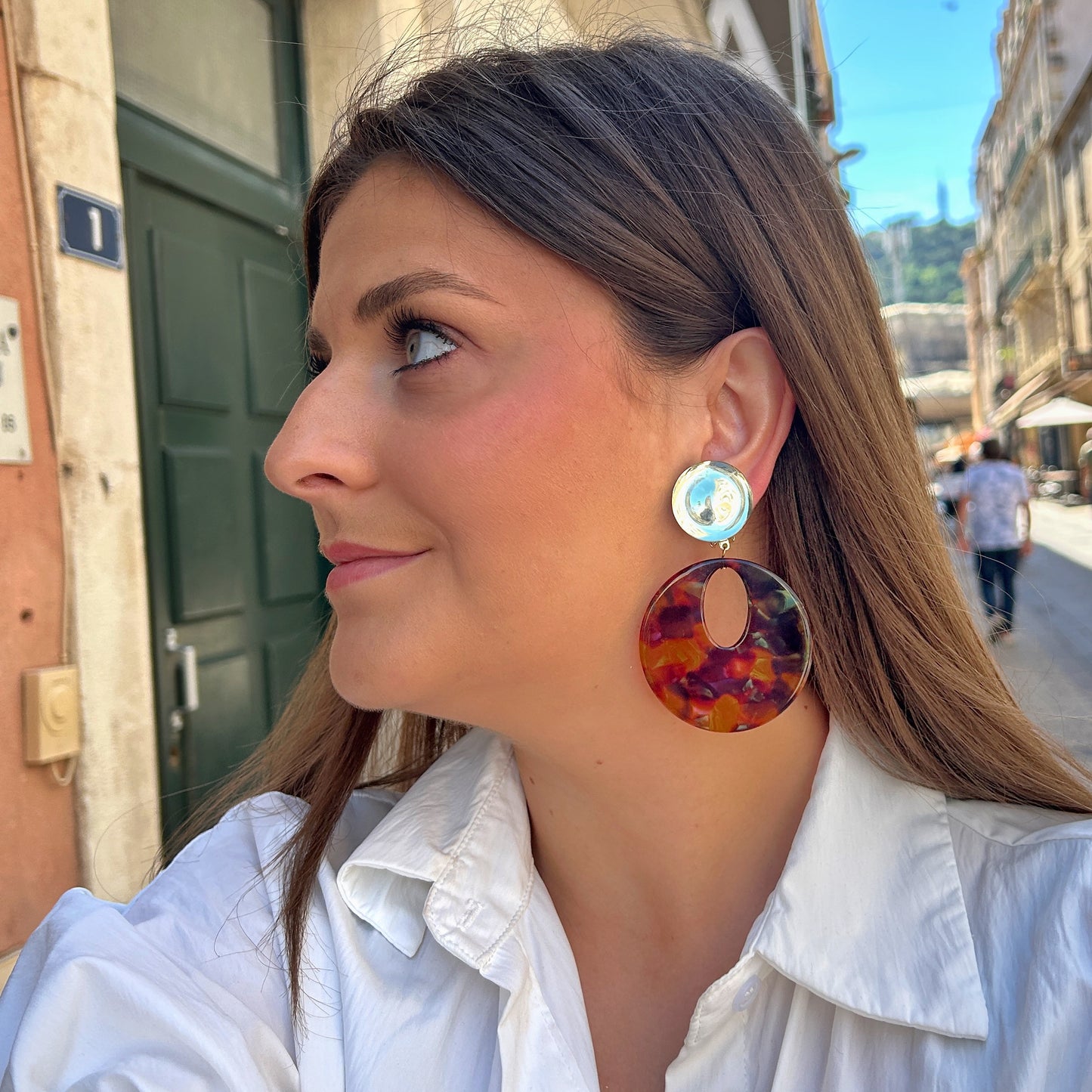 Boucles Bobby Francine Bramli Paris écaille marron et argentées portées