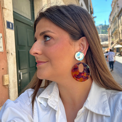 Boucles Bobby Francine Bramli Paris écaille marron et argentées portées