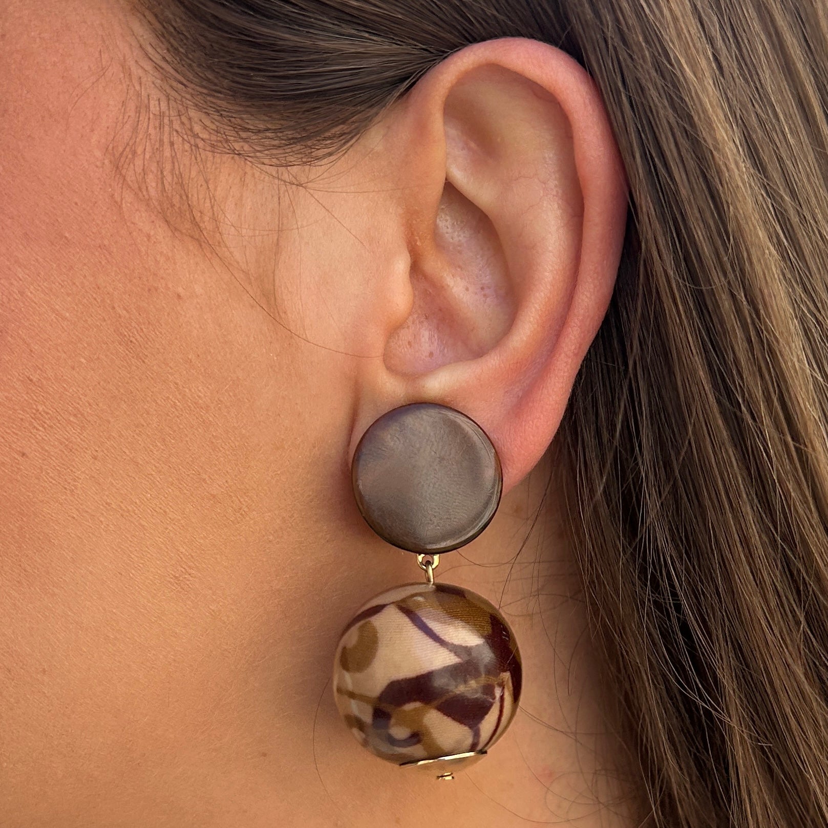Boucles Boule Marron Francine Bramli Paris en résine beige et marron portées