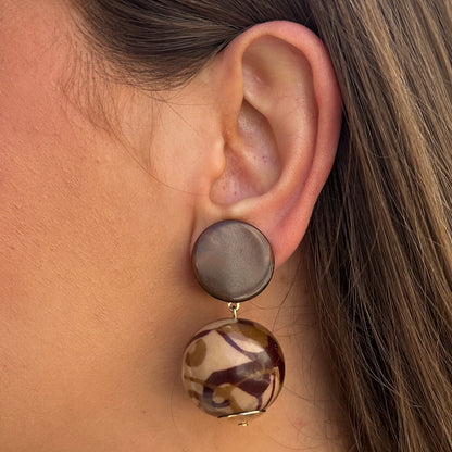 Boucles Boule Marron Francine Bramli Paris en résine beige et marron portées