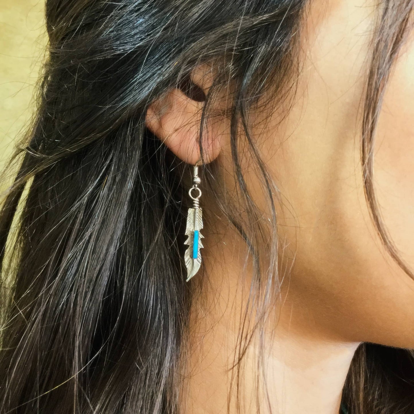 Boucles d’oreilles Harpo BOW13 en argent avec motif plume gravé et incrustation turquoise inspirée de l’univers amérindien.