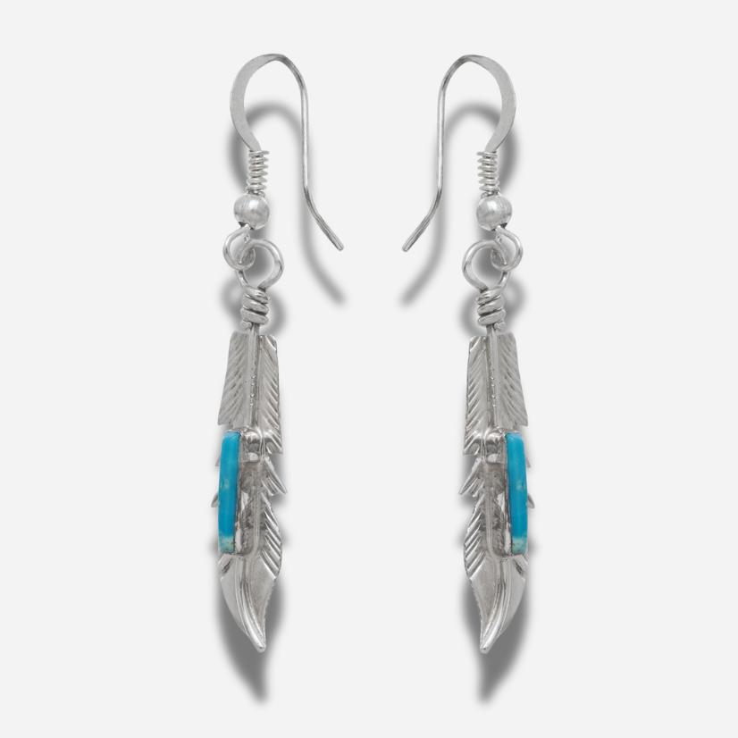 Boucles d’oreilles Harpo BOW13 en argent avec motif plume gravé et incrustation turquoise inspirée de l’univers amérindien.