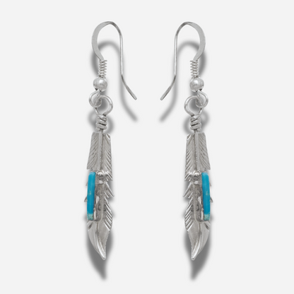 Boucles d’oreilles Harpo BOW13 en argent avec motif plume gravé et incrustation turquoise inspirée de l’univers amérindien.
