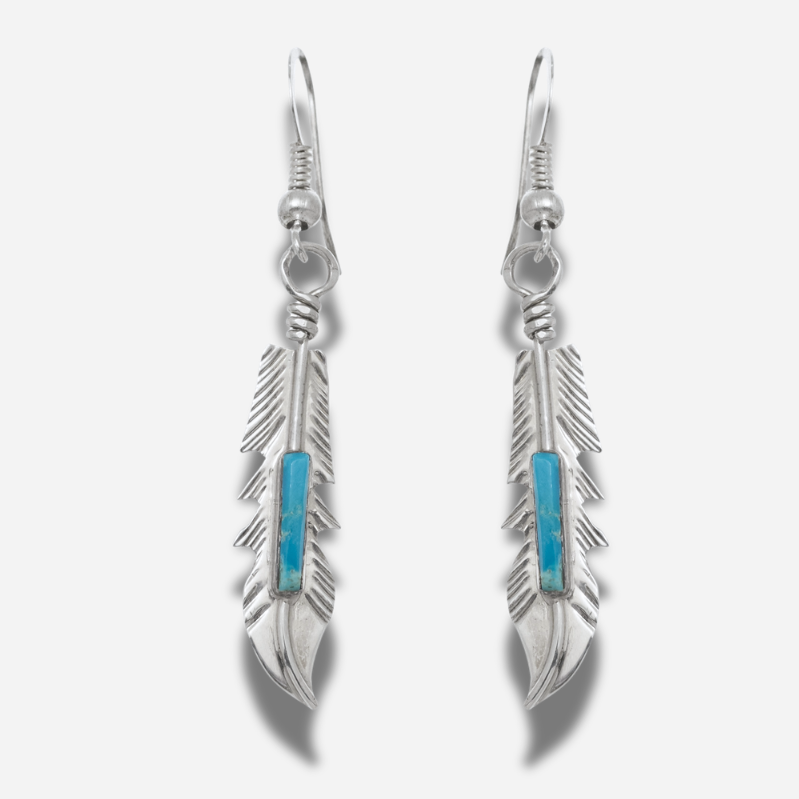 Boucles d’oreilles Harpo BOW13 en argent avec motif plume gravé et incrustation turquoise inspirée de l’univers amérindien.