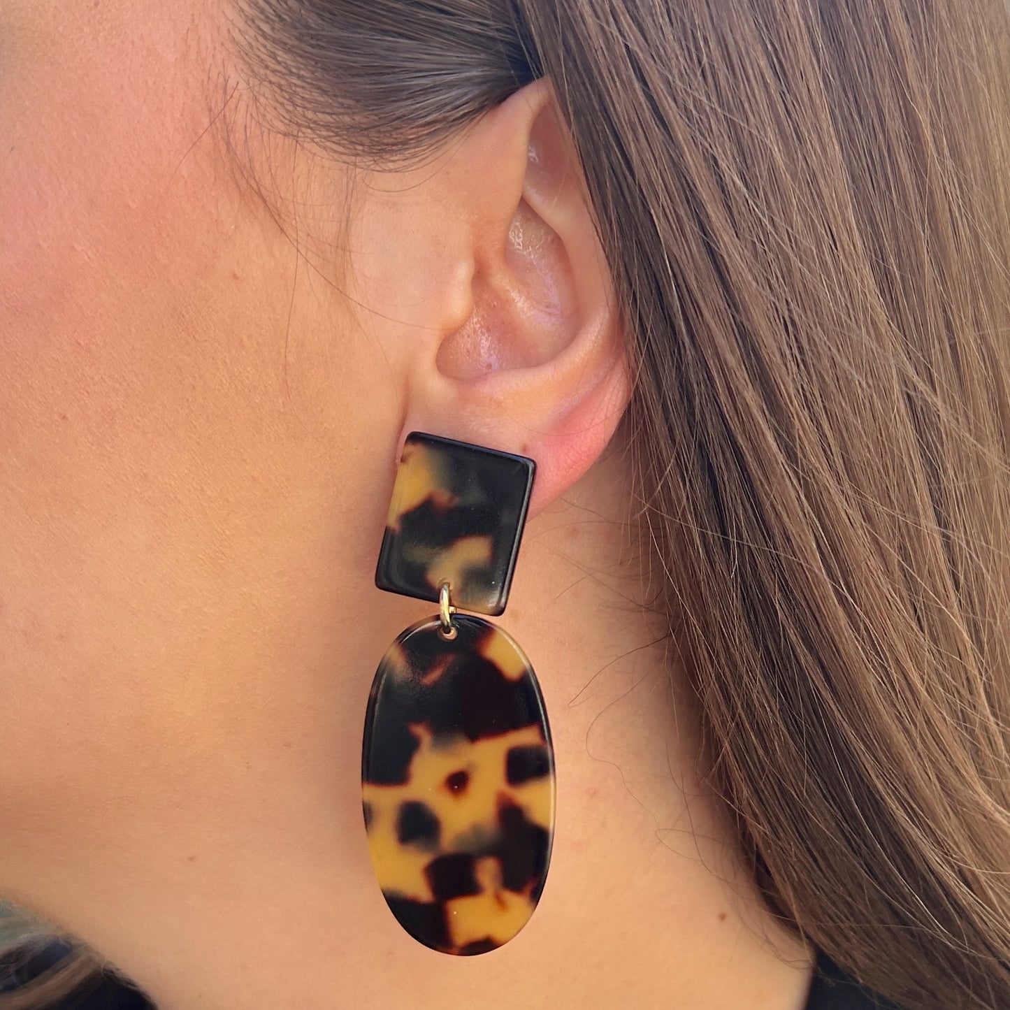 Boucles Bundy Écaille de Tokyo Francine Bramli Paris en résine effet écaille portées